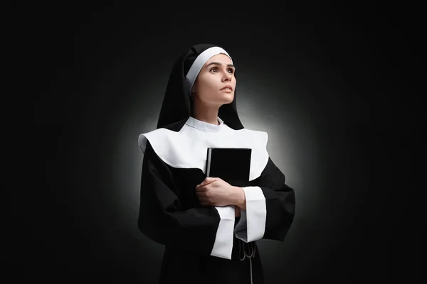 Siyah Arka Planda Ncil Olan Genç Rahibe — Stok fotoğraf