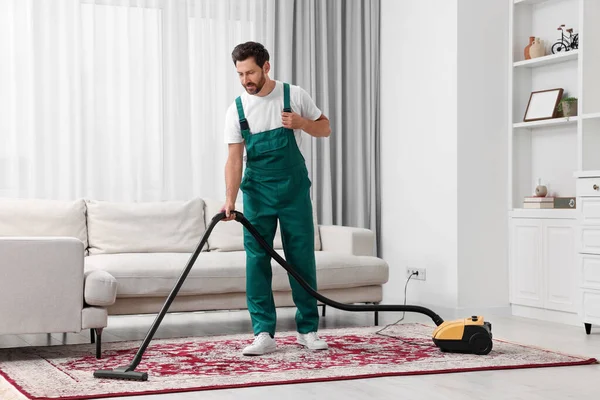 Mitarbeiter Einer Reinigungsfirma Staubt Teppich Mit Staubsauger Raum — Stockfoto