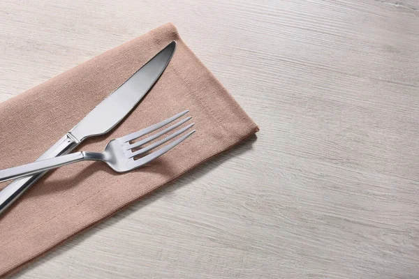 Parlak Çatal Bıçak Peçete Beyaz Ahşap Masada Yakın Plan Metin — Stok fotoğraf