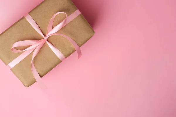 漂亮的礼品盒 粉色背景的蝴蝶结 顶视图 案文的篇幅 — 图库照片