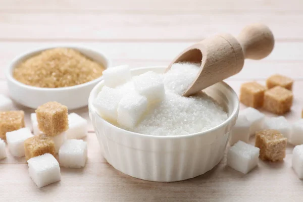 Beyaz Ahşap Masada Farklı Tipte Şeker Yakın Plan — Stok fotoğraf