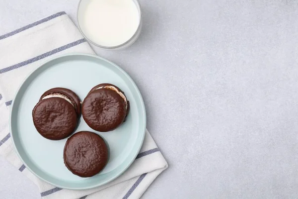 Вкусные Сладкие Шоколадные Пироги Стакан Молока Светло Сером Столе Плоский — стоковое фото