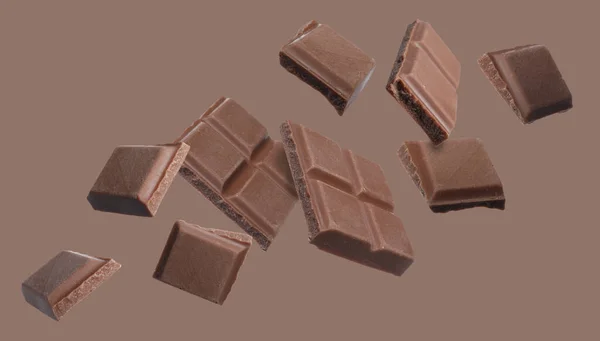 Bitar Choklad Bar Faller Brun Bakgrund — Stockfoto