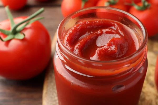 Glas Mit Leckerem Ketchup Und Tomaten Auf Holztisch Nahaufnahme — Stockfoto