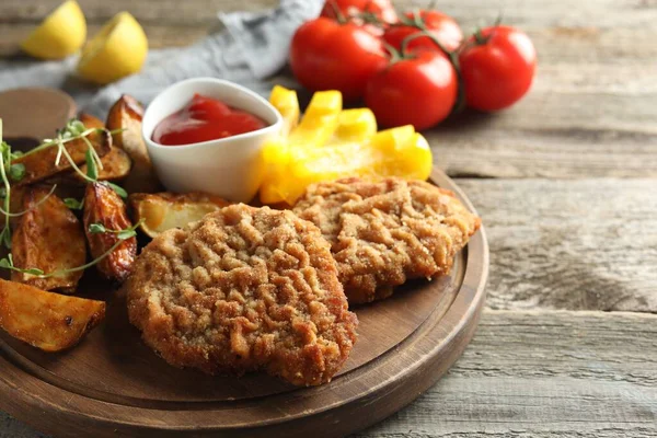 Smakliga Schnitzels Serveras Med Potatis Ketchup Och Grönsaker Träbord Närbild — Stockfoto