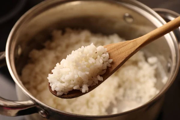 Sendok Kayu Dengan Nasi Lezat Atas Pot Closeup — Stok Foto