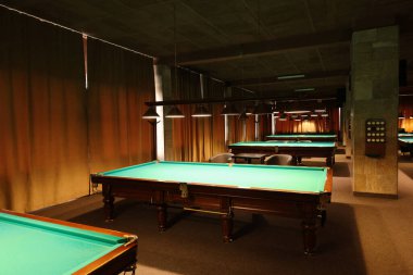 Kulüpte boş yeşil bilardo masaları. Havuz Oyunu