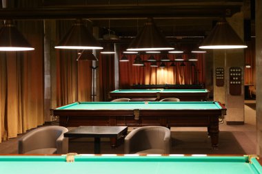Kulüpte boş yeşil bilardo masaları. Havuz Oyunu