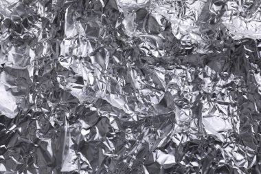 Arkaplan olarak buruşmuş gümüş folyo, yakın plan görünüm