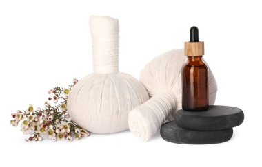 Beyaz arka planda farklı bakım ürünleri ve çiçekleri olan güzel bir spa kompozisyonu