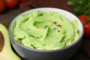 Masada bir kase lezzetli guacamole, yakın plan.