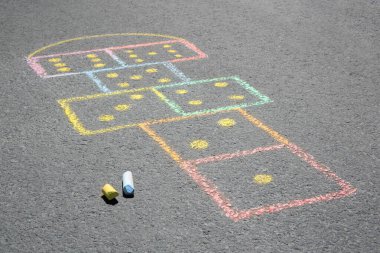 Açık havada asfalt üzerine renkli tebeşirle çizilmiş seksek.