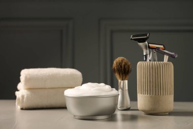 Gri masada erkek traş aletleri var.