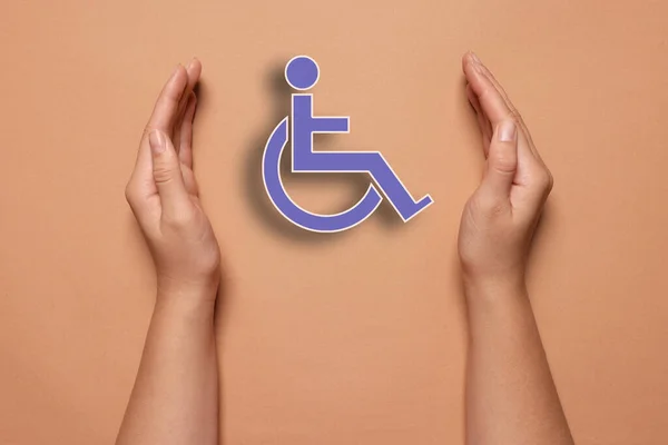 Συμπερίληψη Αναπηρίας Γυναίκα Προστασία Σύμβολο Αναπηρικής Πολυθρόνας Κοράλλι Φόντο Closeup — Φωτογραφία Αρχείου