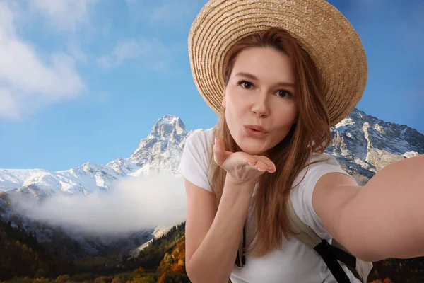 Beautiful Woman Straw Hat Taking Selfie Mountains — Stock Photo, Image