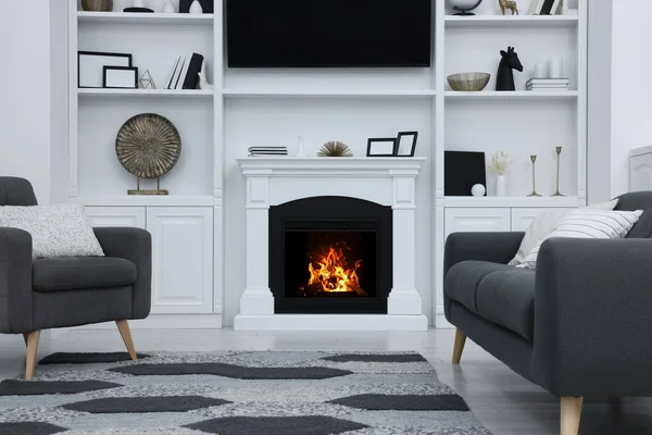 美しい暖炉と快適な家具とスタイリッシュな部屋 インテリアデザイン — ストック写真