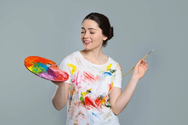 Mujer Con Herramientas Pintura Sobre Fondo Gris Joven Artista — Foto de Stock