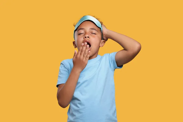 Jongen Met Slaapmasker Geeuwt Gele Achtergrond Probleem Met Slapeloosheid — Stockfoto