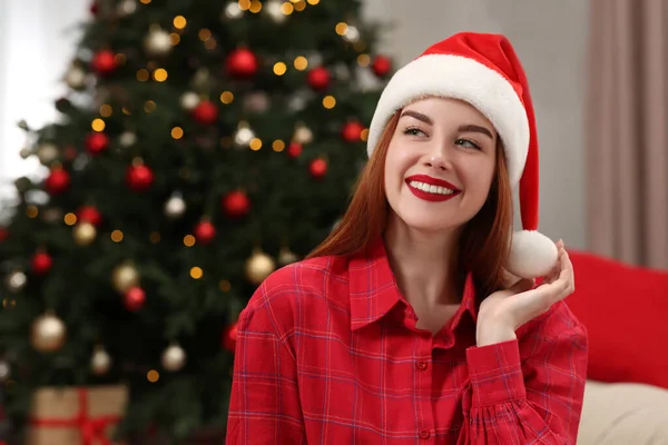Noel Baba Şapkalı Güzel Bir Genç Kadın Evde Noel Ağacının — Stok fotoğraf