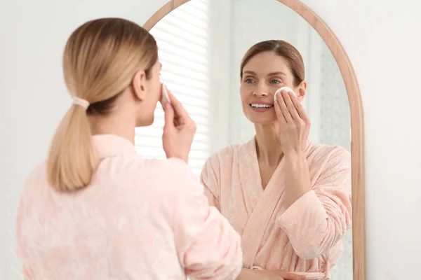 Mulher Bonita Removendo Maquiagem Com Almofada Algodão Perto Espelho Dentro — Fotografia de Stock