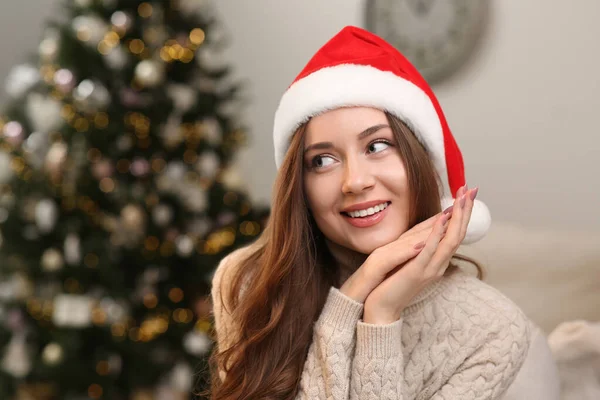 Noel Baba Şapkalı Güzel Genç Bir Kadın Evde Noel Ağacının — Stok fotoğraf
