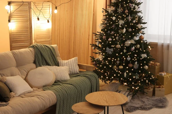 크리스마스 근처의 소파와 테이블 방에서 — 스톡 사진