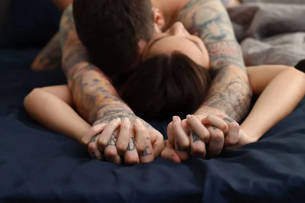 Страстная Пара Занимающаяся Сексом Постели Сосредоточенная Руках — стоковое фото