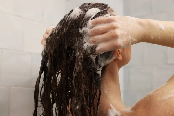 Жінка Миє Волосся Приймаючи Душ Вдома Вид Ззаду — стокове фото