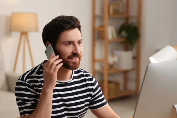 Işyerinde Odada Bilgisayarla Çalışırken Akıllı Telefondan Konuşan Mutlu Bir Adam — Stok fotoğraf