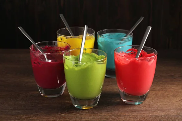 Gläser Unterschiedlicher Creme Mit Lebensmittelfarbe Auf Holztisch — Stockfoto