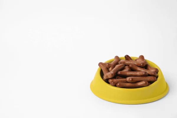 Gul Skål Med Benformade Hund Cookies Vit Bakgrund Utrymme För — Stockfoto