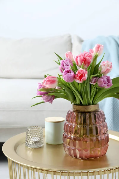 Όμορφο Μπουκέτο Από Πολύχρωμα Λουλούδια Τουλίπας Στο Τραπεζάκι Του Καφέ — Φωτογραφία Αρχείου