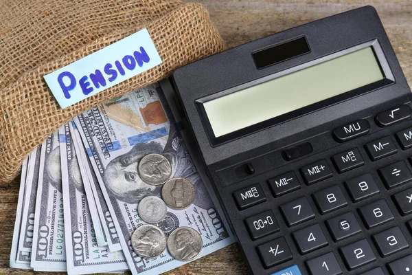 Väska Med Pengar Ord Pension Och Miniräknare Träbord Närbild Pensionskoncept — Stockfoto