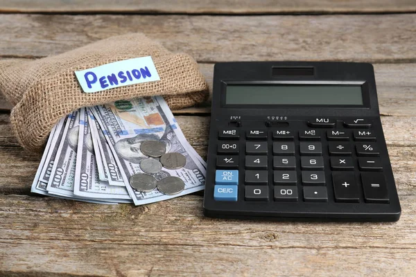 Tasche Mit Geld Wort Rente Und Taschenrechner Auf Holztisch Rentenkonzept — Stockfoto