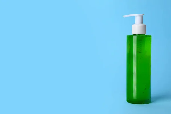 Botella Producto Limpieza Facial Sobre Fondo Azul Claro Espacio Para —  Fotos de Stock