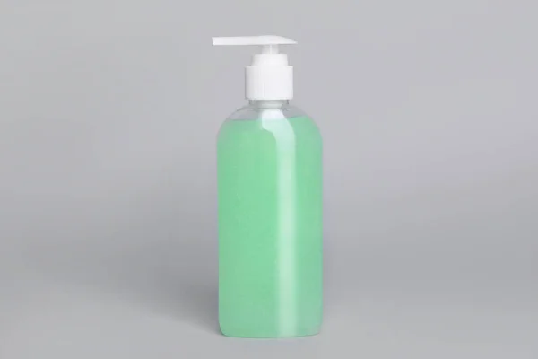 ライトグレーの背景に洗顔料のボトル テキストのスペース — ストック写真