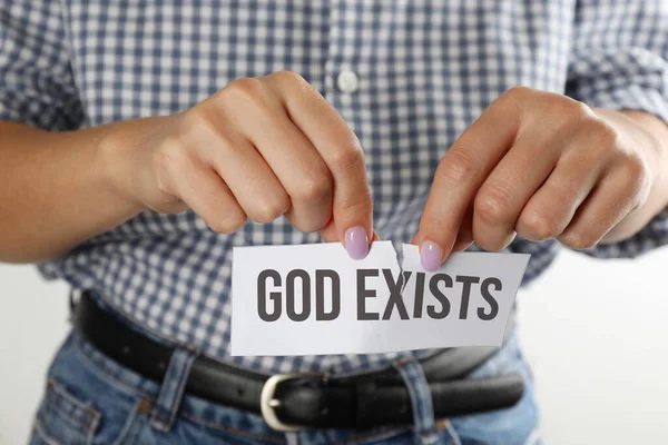 Ateizm Jako Pozycja Religijna Kobieta Rozdarcie Papieru Tekstem Bóg Istnieje — Zdjęcie stockowe