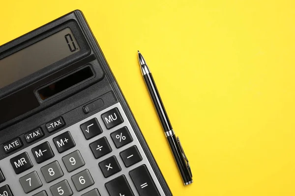 Calculator Pen Yellow Background Flat Lay Space Text — Stock Photo, Image