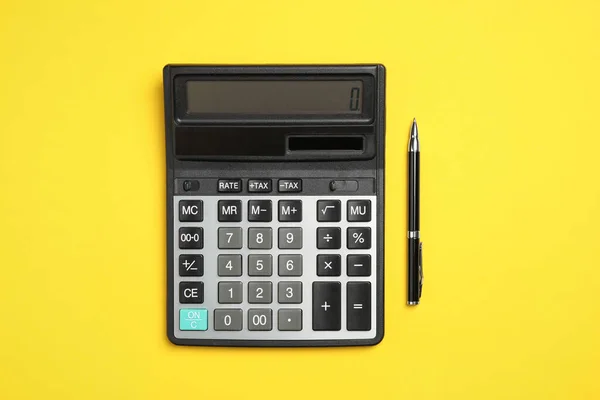 Kalkulator Pióro Żółtym Tle Płaskie Układanie — Zdjęcie stockowe
