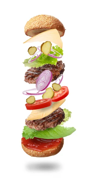 Köstlicher Burger Mit Verschiedenen Fliegenden Zutaten Auf Weißem Hintergrund — Stockfoto