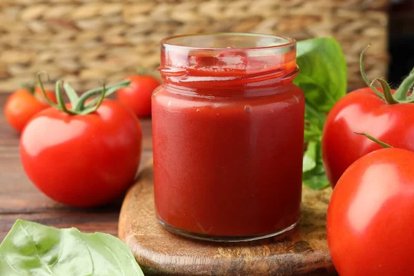 Pot Ketchup Savoureux Tomates Sur Table Bois Gros Plan — Photo
