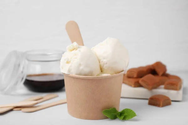 Вкусное Ванильное Мороженое Бумажной Чашке Белом Деревянном Столе — стоковое фото