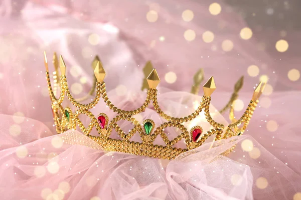 Bela Coroa Dourada Com Pedras Preciosas Pano Rosa Efeito Bokeh — Fotografia de Stock