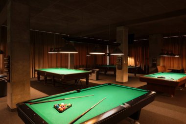 Kulüpte top ve ıstakalarla bilardo masaları