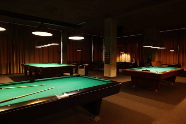 Kulüpte boş yeşil bilardo masaları. Havuz Oyunu