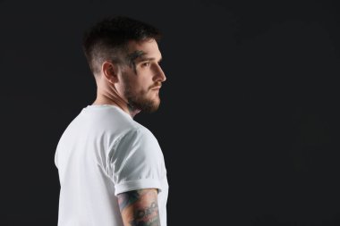 Siyah arka planda yakışıklı bir hippi. Metin için boşluk