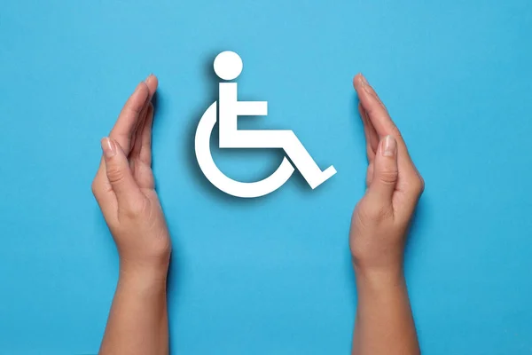Włączenie Niepełnosprawności Kobieta Chroniąca Symbol Wózka Inwalidzkiego Jasnoniebieskim Tle Zbliżenie — Zdjęcie stockowe