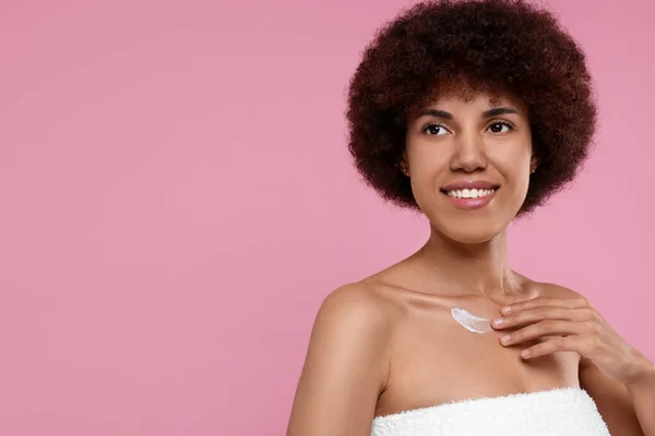 Mooie Jonge Vrouw Aanbrengen Crème Lichaam Roze Achtergrond Ruimte Voor — Stockfoto