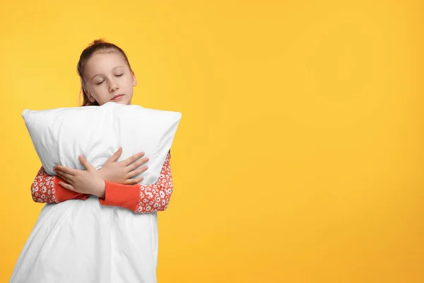 オレンジ色の背景に枕を持つ眠そうな女の子 テキストのためのスペース 不眠症の問題 — ストック写真