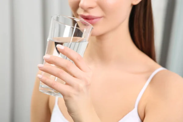 Hábito Saludable Primer Plano Mujer Que Bebe Agua Dulce Vidrio — Foto de Stock